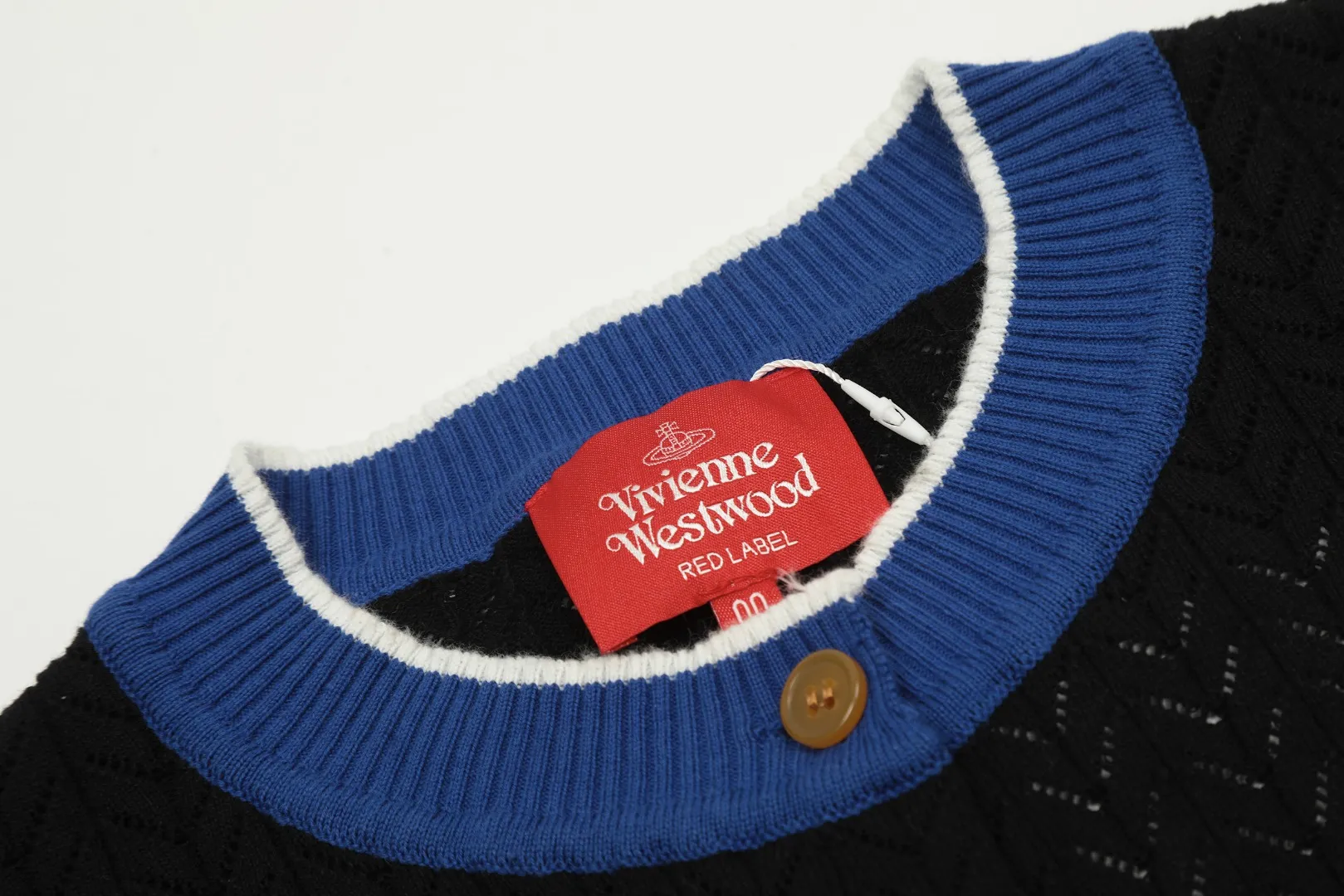 vivienne west wood Vivienne Contrast Japanese style high-end Korean style cardigan Knitted sweater wool 2024 autumn latest style Simple contrasting color Fashionable high-end wear Size: S -M- L Color: Red Black
